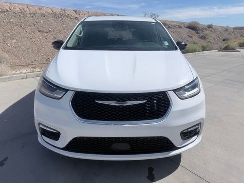 Used 2024 Chrysler Pacifica Touring-L image 2