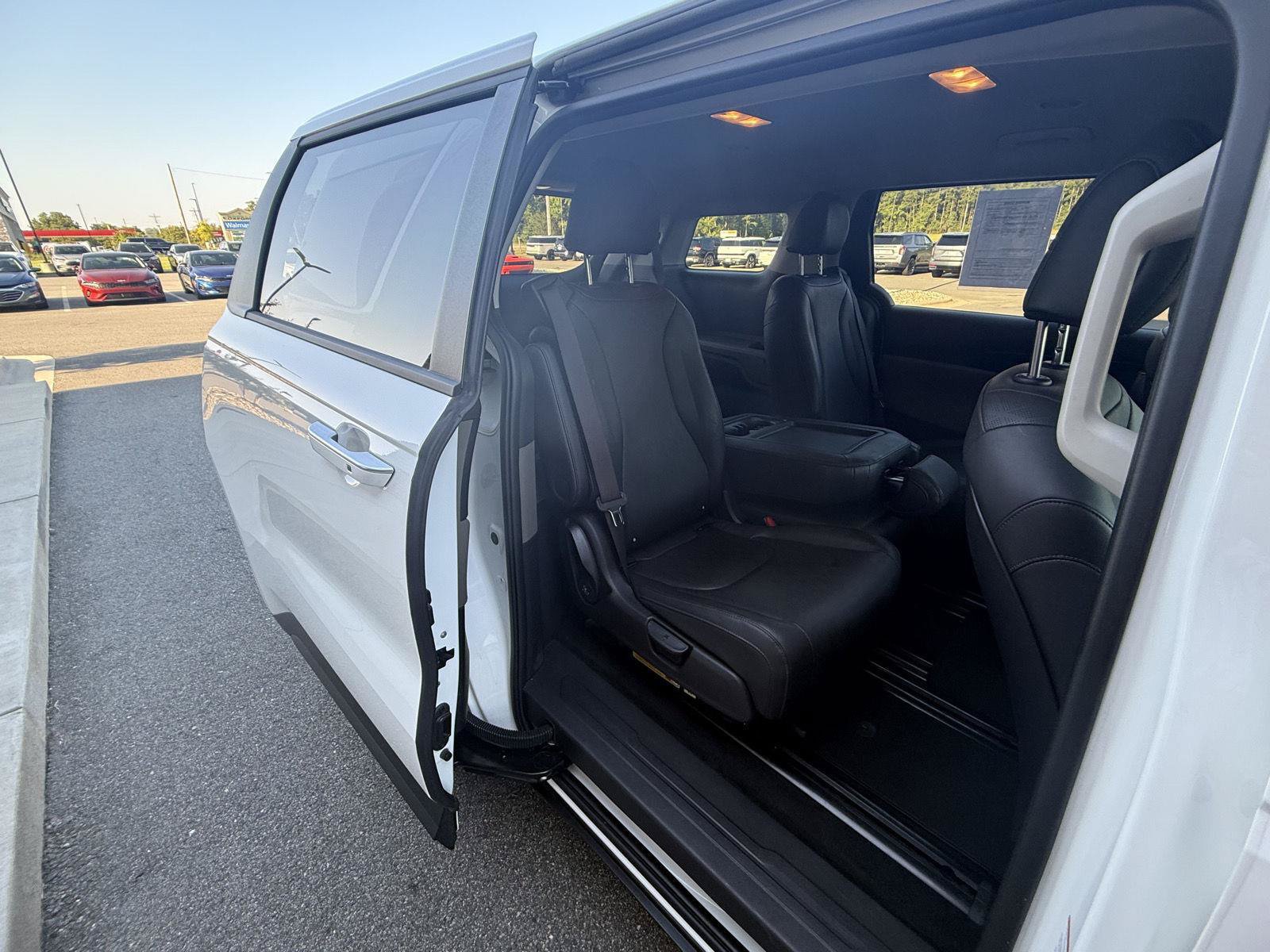 Used 2025 Kia Carnival FWD image 21