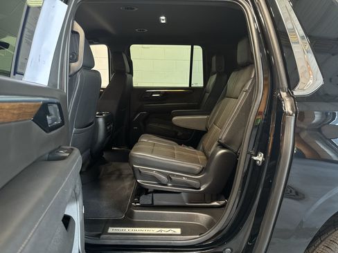 Used 2025 Chevrolet Suburban High Country AWD/4WD image 10