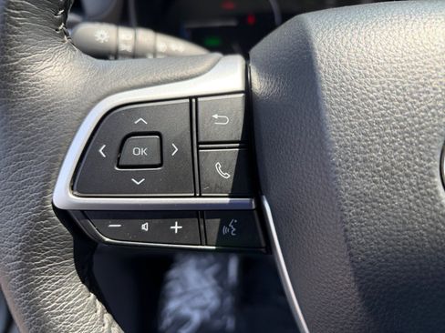 Used 2025 Toyota Sienna XLE FWD image 14