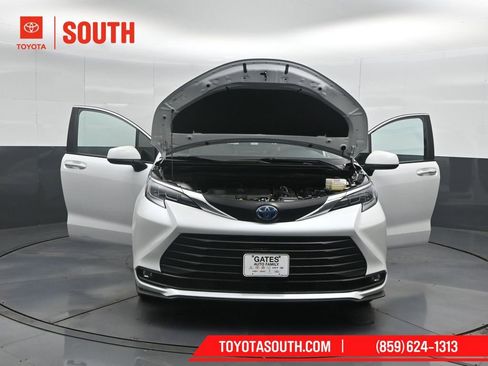 Used 2025 Toyota Sienna XLE FWD image 63