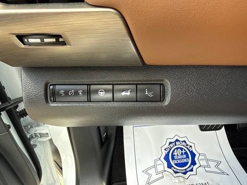 Used 2025 Nissan Pathfinder Platinum AWD/4WD image 14