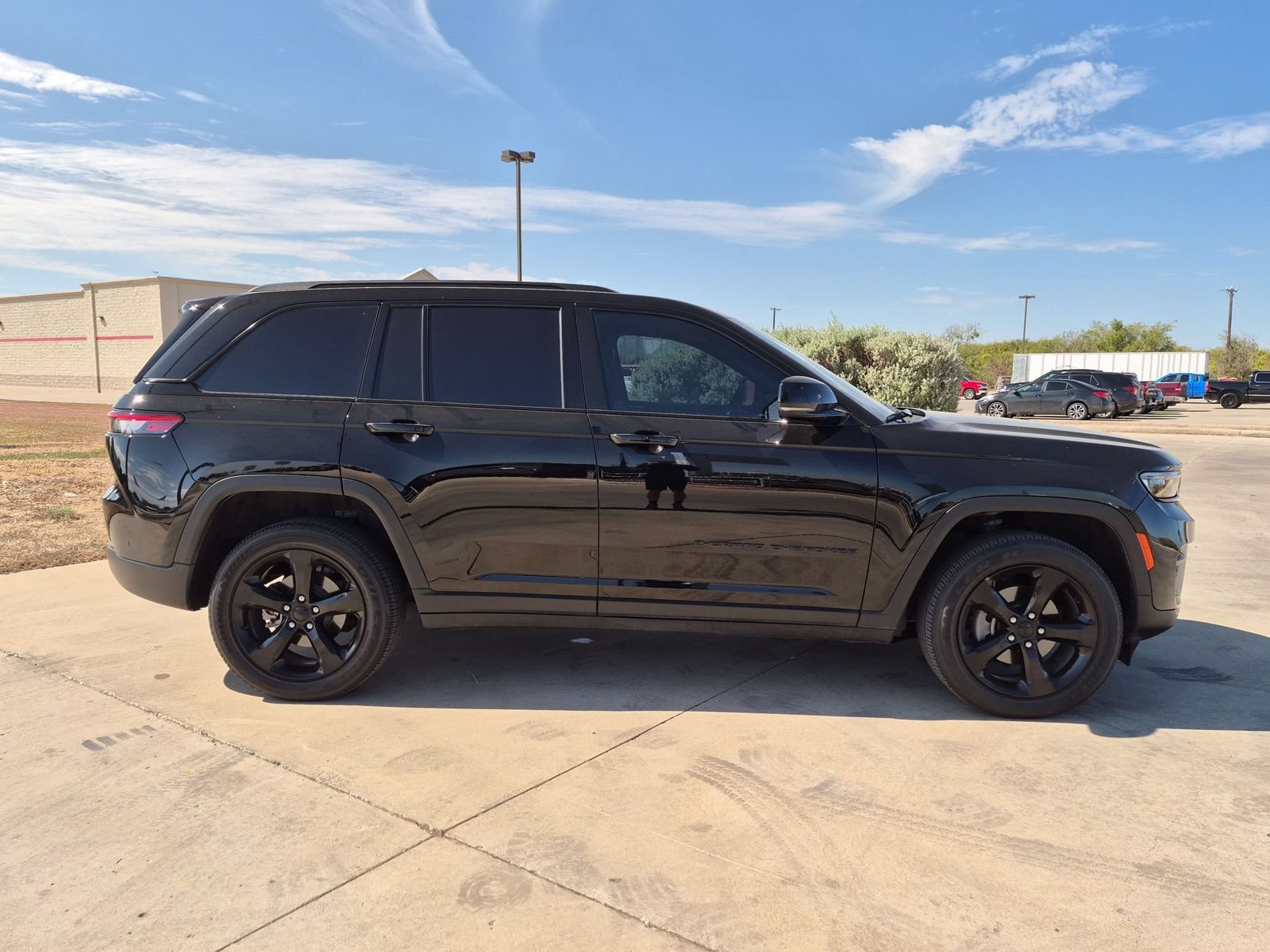Used 2023 Jeep Grand Cherokee Altitude AWD/4WD image 2