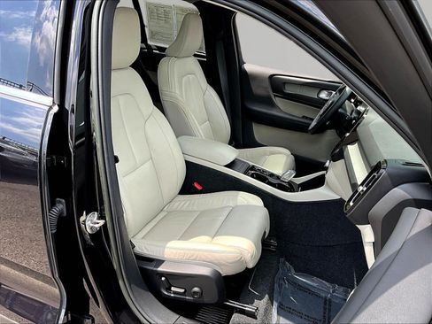 Used 2023 Volvo XC40 B5 Plus AWD/4WD image 29
