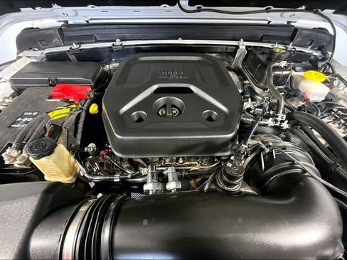Used 2025 Jeep Wrangler Unlimited Rubicon AWD/4WD image 9