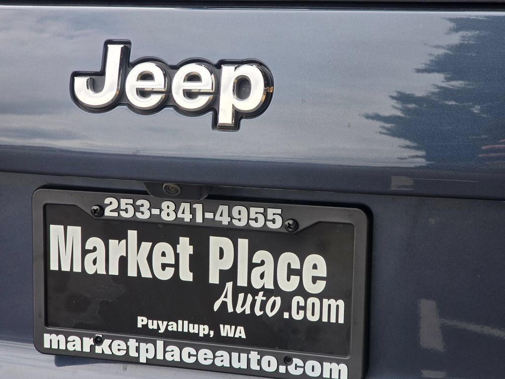 Used 2019 Jeep Cherokee Latitude Plus w/ Cold Weather Group AWD/4WD image 19