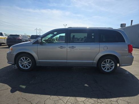 Used 2019 Dodge Grand Caravan SXT FWD image 3