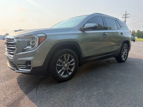 Used 2024 GMC Terrain SLT AWD/4WD image 9