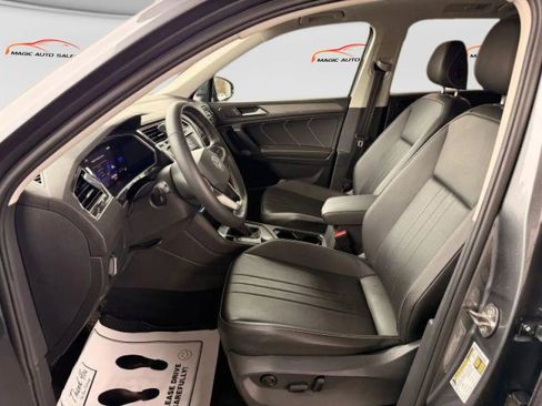 Used 2022 Volkswagen Tiguan SE w/ Panoramic Sunroof Package image 13