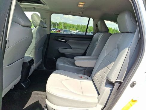 Used 2021 Toyota Highlander XLE AWD/4WD image 10