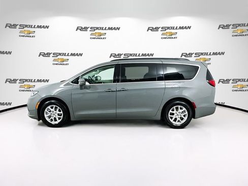 Used 2022 Chrysler Pacifica Touring-L FWD image 4