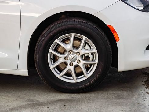 Used 2024 Chrysler Voyager LX image 10