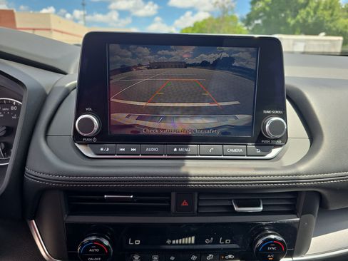 Used 2025 Nissan Rogue SV FWD image 25