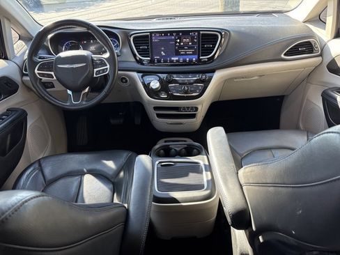 Used 2021 Chrysler Pacifica Touring-L FWD image 21