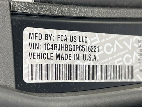 Used 2023 Jeep Grand Cherokee Limited image 31