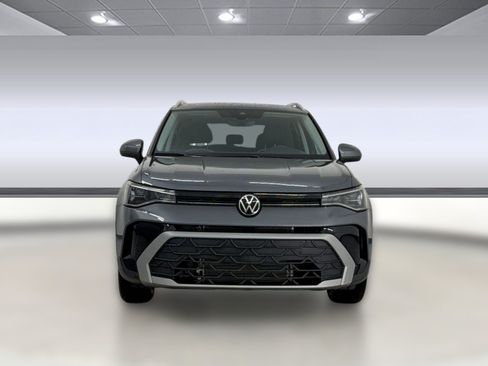Used 2025 Volkswagen Taos SE w/ Panoramic Sunroof Package FWD image 5