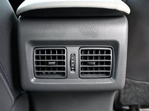 Used 2018 Toyota Camry XLE image 41