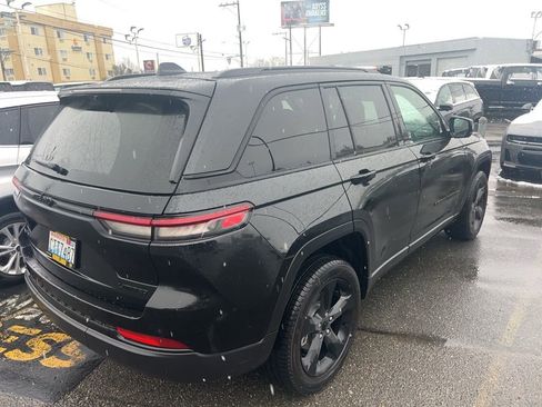 Used 2025 Jeep Grand Cherokee Limited w/ Luxury Tech Group II image 5