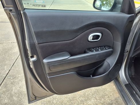 Used 2017 Kia Soul + FWD image 20