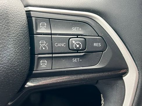 Used 2023 Jeep Grand Cherokee L Laredo image 23