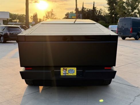 Used 2024 Tesla Cybertruck AWD Crew Cab image 4