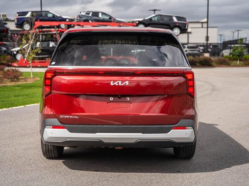 Used 2025 Kia Carnival image 6