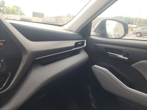 Used 2021 Toyota Highlander XLE image 20