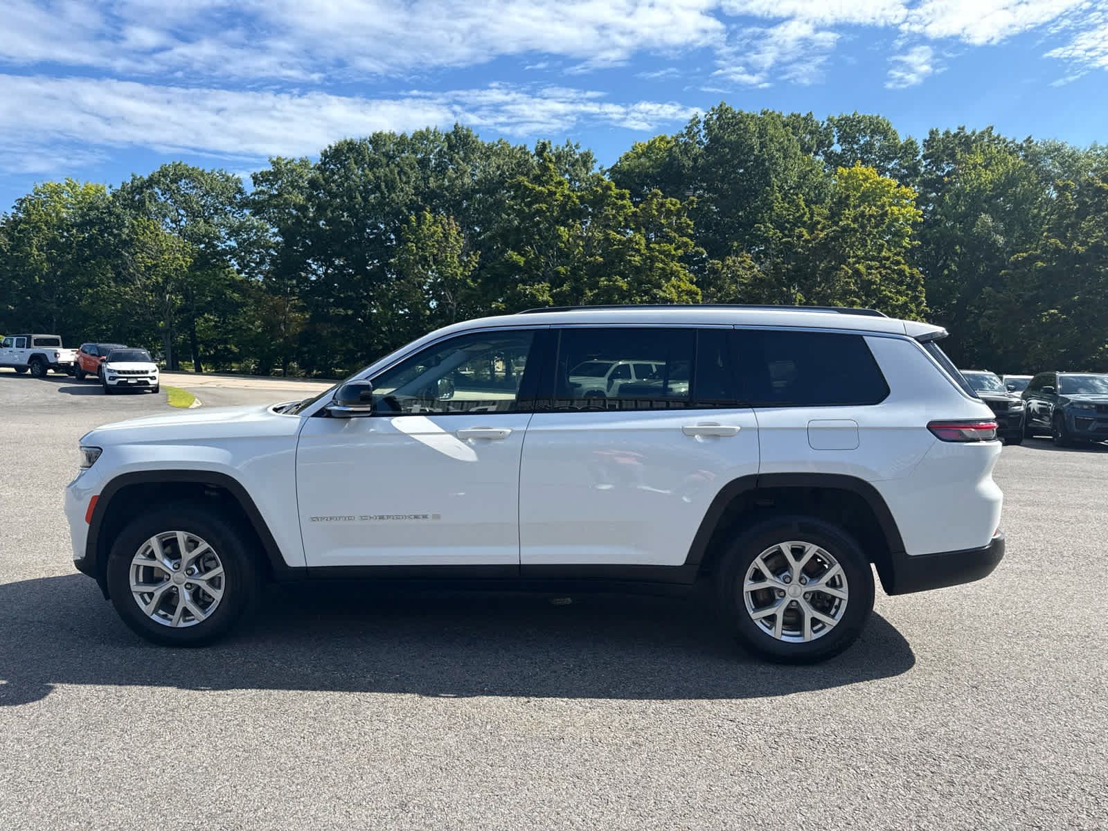 Used 2023 Jeep Grand Cherokee L Limited AWD/4WD image 5