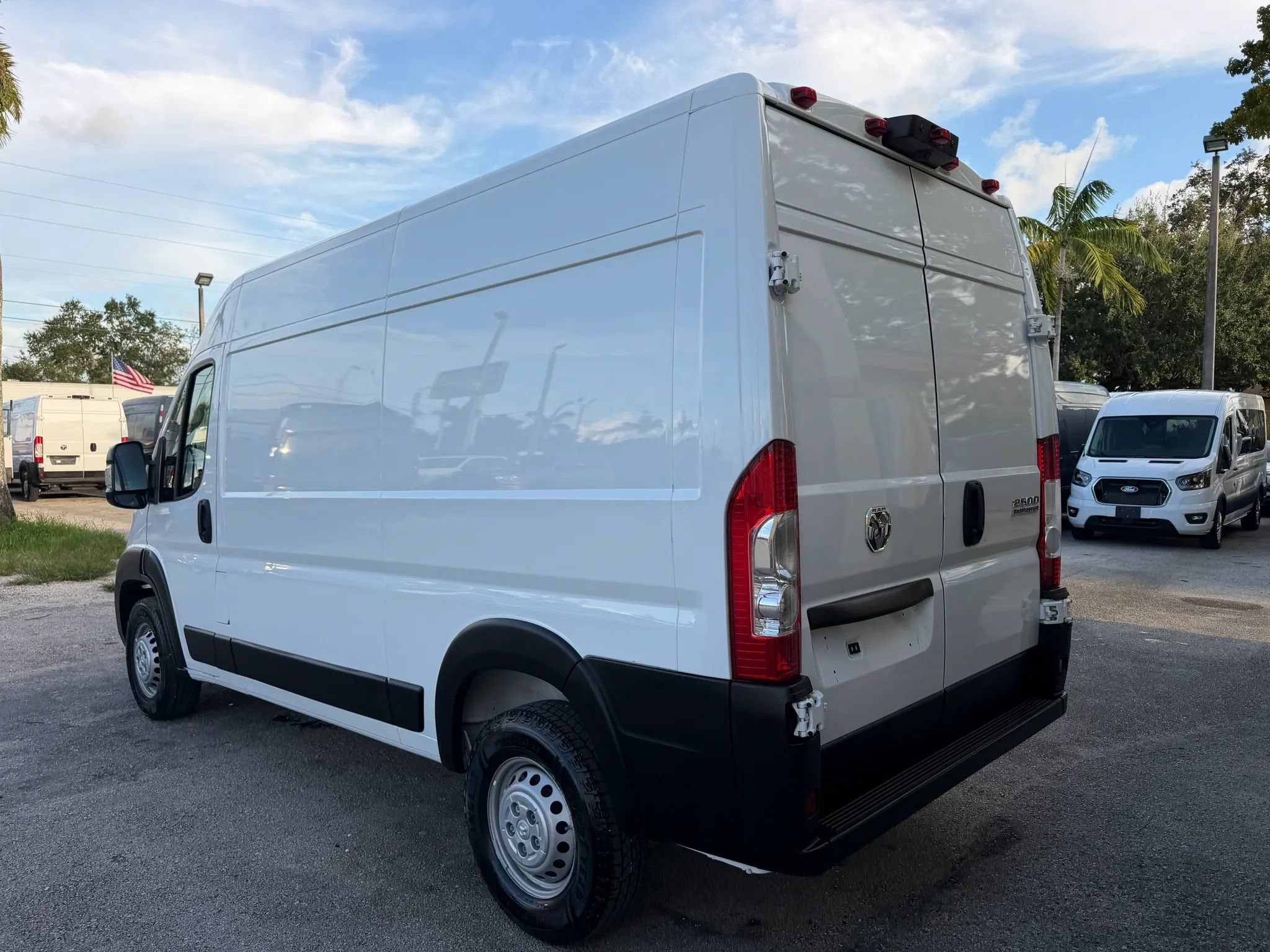 Used 2025 RAM ProMaster 2500 w/ Convenience Group FWD image 3