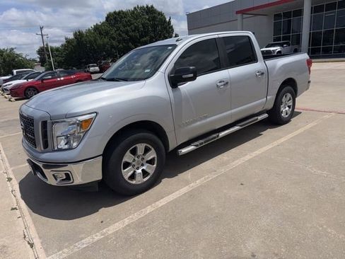 Used 2019 Nissan Titan SV RWD image 2