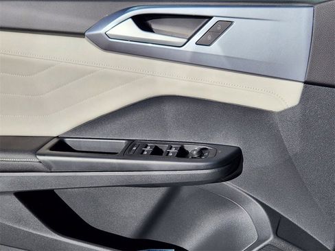 New 2025 Volkswagen Taos SEL image 4