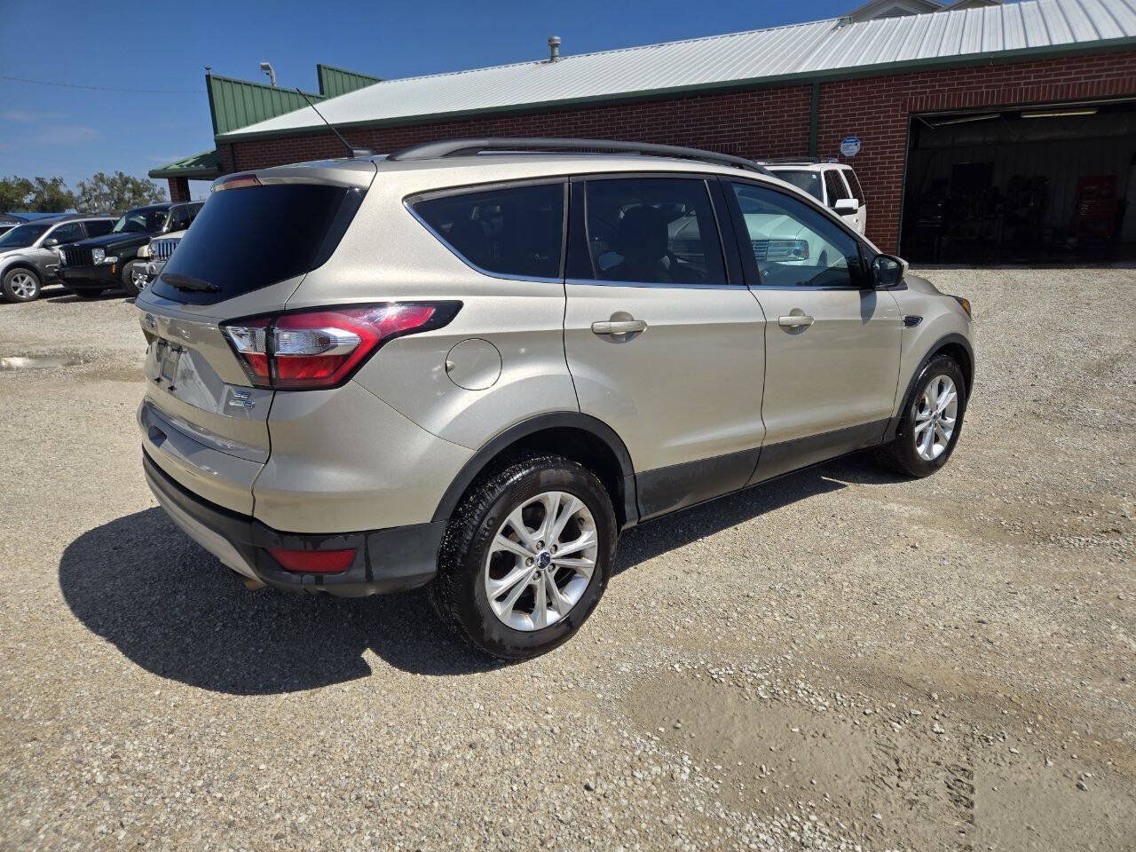 Used 2017 Ford Escape SE w/ Equipment Group 201A AWD/4WD image 3