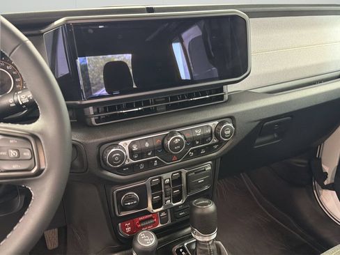 Used 2025 Jeep Gladiator Sport AWD/4WD image 10