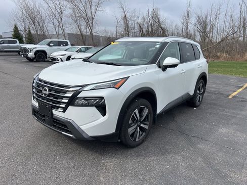 Used 2024 Nissan Rogue SL w/ SL Premium Package image 3