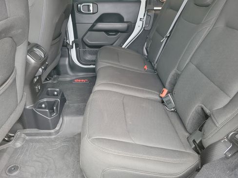 Used 2018 Jeep Wrangler Unlimited Sahara image 6