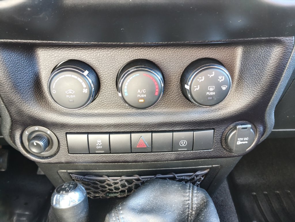 Used 2016 Jeep Wrangler Unlimited Sahara w/ Dual Top Group AWD/4WD image 27