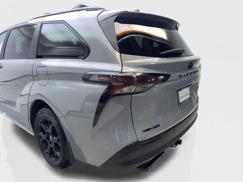Used 2025 Toyota Sienna XLE Woodland Edition AWD/4WD image 19