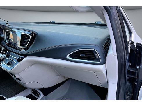 Used 2020 Chrysler Pacifica Limited FWD image 50