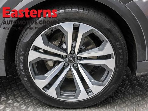 Used 2022 Audi Q8 Prestige w/ Prestige Package image 32