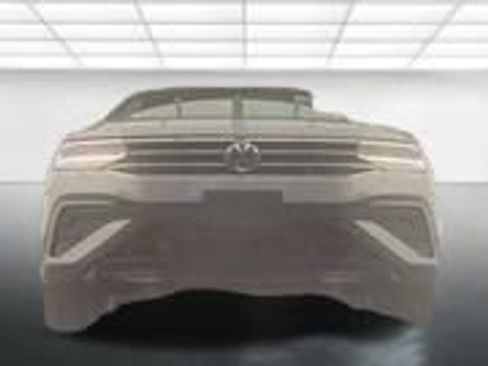 Used 2022 Volkswagen Tiguan SE image 3