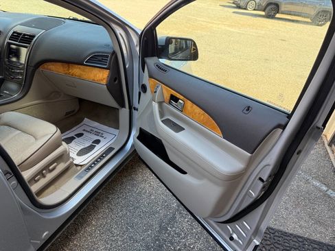 Used 2013 Lincoln MKX Base AWD 4dr SUV image 21