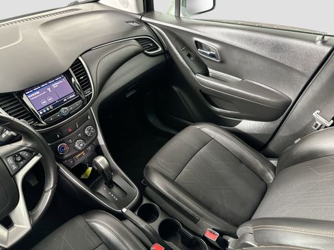 Used 2020 Chevrolet Trax LT w/ LT Convenience Package image 21