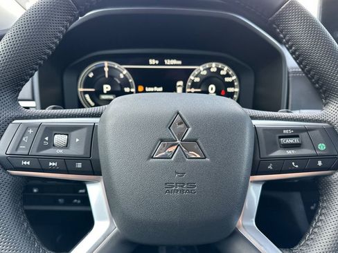 New 2025 Mitsubishi Outlander SE image 24