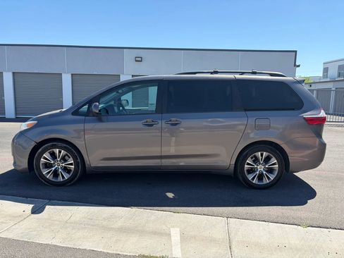 Used 2015 Toyota Sienna LE image 3