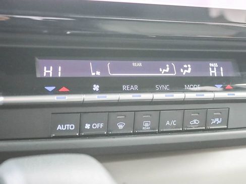 Used 2023 Toyota Sienna LE image 32