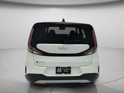 Used 2025 Kia Soul LX w/ LX Technology Package FWD image 7