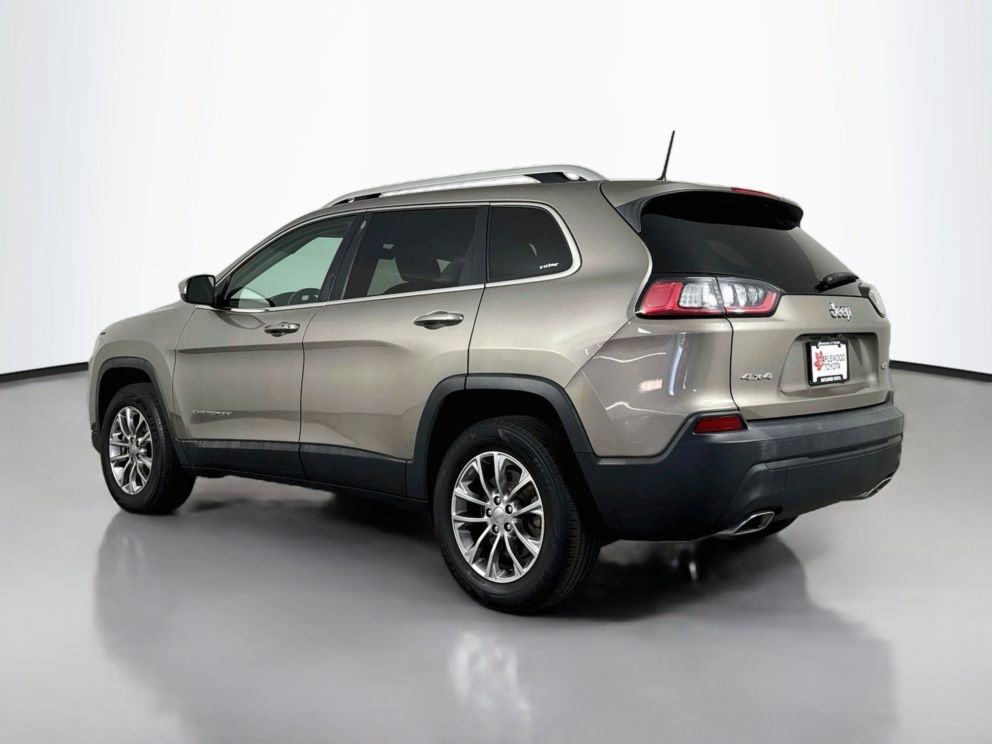 Used 2019 Jeep Cherokee Latitude Plus w/ Cold Weather Group AWD/4WD image 5