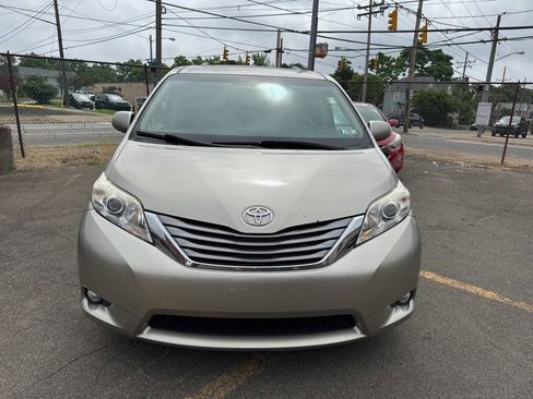 Used 2015 Toyota Sienna XLE image 2