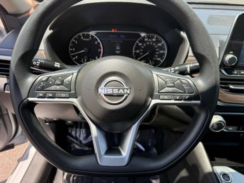 Used 2024 Nissan Altima 2.5 SV FWD image 15