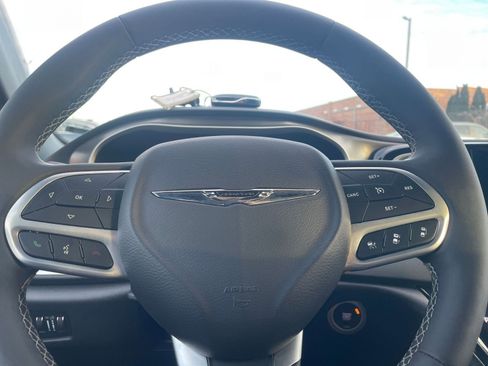 Used 2025 Chrysler Pacifica Select image 30